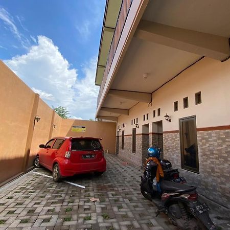 Hotel Reddoorz Near Mojokerto Train Station Exterior foto